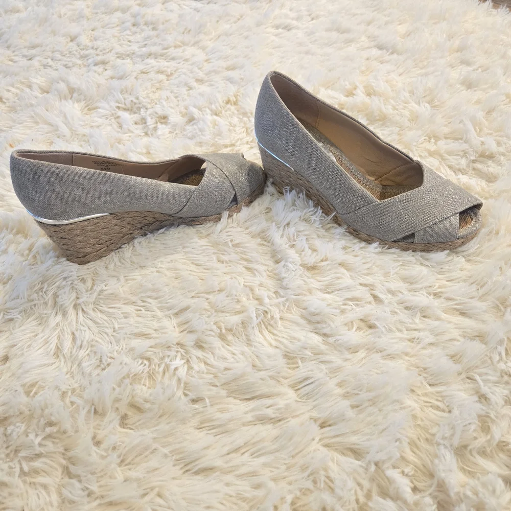 Adrienne Vittadini Nude And Silver Peep-toe Textured Wedge. Size 6.5. Like New.
